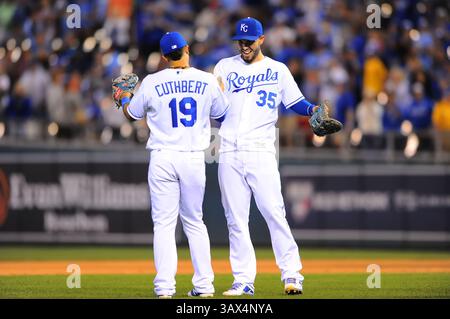 20 août 2016 : Eric Hosmer (35 ans) et Cheslor Cuthbert (19 ans), troisième joueur des Kansas City Royals, célèbrent la 7e victoire consécutive des Royals lors du match de baseball de la Ligue majeure entre les Twins du Minnesota et les Royals de Kansas City au stade Kauffman de Kansas City, Missouri. Kendall Shaw/CSM(image de crédit : &copy ; Kendall Shaw/Cal Sport Media via ZUMA Wire) Banque D'Images