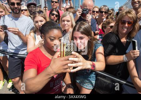 23 août 2016 - New York, NY, États-Unis - SIMONE BILES, membre de l'équipe olympique de gymnastique féminine des États-Unis, prend une photo avec un fan lors d'une visite à l'Empire State Building, le mardi 23 août 2016. (Crédit image : © Bryan Smith via ZUMA Wire) Banque D'Images