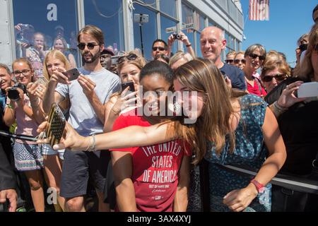 23 août 2016 - New York, NY, États-Unis - SIMONE BILES, membre de l'équipe olympique de gymnastique féminine des États-Unis, prend une photo avec un fan lors d'une visite à l'Empire State Building, le mardi 23 août 2016. (Crédit image : © Bryan Smith via ZUMA Wire) Banque D'Images