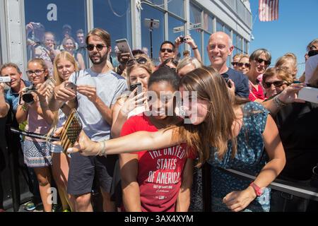 23 août 2016 - New York, NY, États-Unis - SIMONE BILES, membre de l'équipe olympique de gymnastique féminine des États-Unis, prend une photo avec un fan lors d'une visite à l'Empire State Building, le mardi 23 août 2016. (Crédit image : © Bryan Smith via ZUMA Wire) Banque D'Images