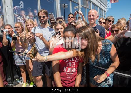 23 août 2016 - New York, New York, États-Unis- SIMONE BILES, membre de l'équipe olympique de gymnastique féminine américaine des « cinq derniers », prend une photo avec un fan lors d'une visite à l'Empire State Building mardi. (Crédit image : © Bryan Smith via ZUMA Wire) Banque D'Images