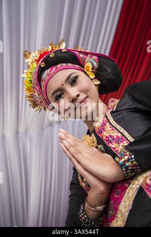 17 août 2016 - Jakarta central, Jakarta, Indonésie - Jakarta, Indonésie, 17 août 2016 : Une chorale de la province de Bali après avoir assisté à la célébration de l'indépendance au Palais indonésien. Marquant le 71 de l'indépendance de l'Indonésie, les gens se sont rassemblés devant le palais indonésien pour assister à la célébration. (Crédit image : © Donal Husni via ZUMA Wire) Banque D'Images