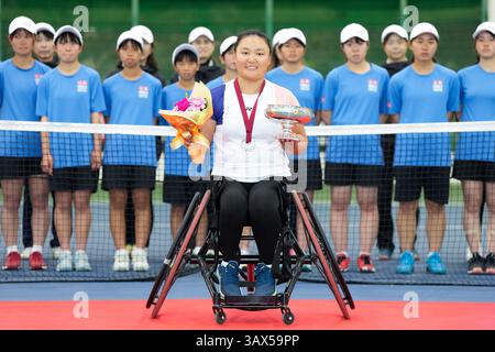 Iizuka, Japon. 20 avril 2025. Xiaohui Li (CHN), 20 avril 2025 - Tennis en fauteuil roulant : cérémonie de remise de la médaille en simple féminin à Iizuka Sports Resort pendant la Coupe de l'Empereur, Coupe de l'Impératrice le 41e tournoi international de tennis en fauteuil roulant Iizuka (Japan Open 2025) à Iizuka, Japon. Crédit : SportsPressJP/AFLO/Alamy Live News Banque D'Images