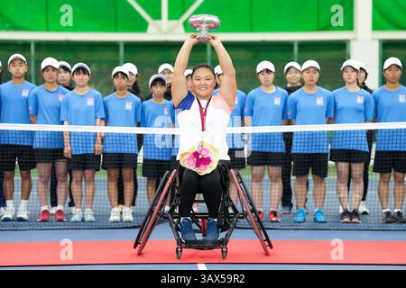 Iizuka, Japon. 20 avril 2025. Xiaohui Li (CHN), 20 avril 2025 - Tennis en fauteuil roulant : cérémonie de remise de la médaille en simple féminin à Iizuka Sports Resort pendant la Coupe de l'Empereur, Coupe de l'Impératrice le 41e tournoi international de tennis en fauteuil roulant Iizuka (Japan Open 2025) à Iizuka, Japon. Crédit : SportsPressJP/AFLO/Alamy Live News Banque D'Images