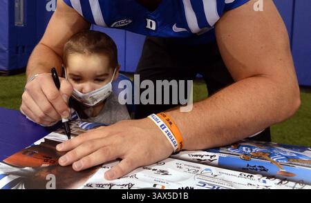 20 août 2016 - Durham, NC, États-Unis - Ben Humphreys de Duke signe des autographes pour les fans alors que Beckham Prescott, 4 ans, regarde depuis la sécurité des bras de Humphrey au stade Wallace Wade le 20 août 2016 à Durham, N.C. (crédit image : © Chuck Liddy/TNS via ZUMA Wire) Banque D'Images