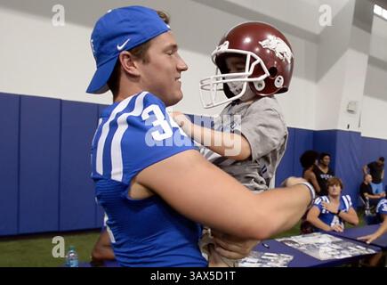 20 août 2016 - Durham, NC, USA - Ben Humphreys de Duke récupère Beckham Prescott, 4 ans, le 20 août 2016 au Wallace Wade Stadium à Durham, N.C. Prescott espérait qu'une fête pour son 4ème anniversaire aurait une sorte de thème de football, et deux joueurs de football de Duke qu'il a rencontrés à la fête, Corbin McCarthy et Humphreys, sont devenus de nouveaux ''grands frères'' pour Beckham, L'OMS est traitée à Duke pour la PMD (maladie de Pelizaeus-Merzbacher), une leucodystrophie rare qui affecte le système nerveux central. Beckham, à son tour, est une source d'inspiration pour les joueurs. (Crédit image : © Chuck Liddy/TNS via ZUMA Wire) Banque D'Images