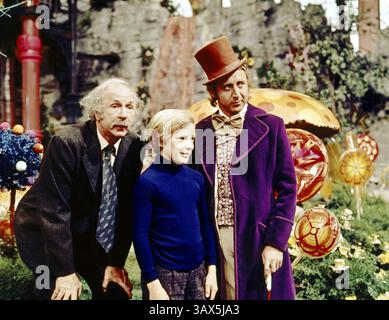 GENE WILDER, né Jerome Silberman, le 11 juin 1933 et mort le 28 août 2016, est un acteur comique américain, scénariste, réalisateur et auteur. Il est surtout connu pour le rôle principal dans le film de 1971 Willy Wonka dans Willy Wonka & the Chocolate Factory, et les comédies de M. Brooks Blazing Saddles et Young Frankenstein, que Wilder a co-écrit, remportant une nomination aux Oscars pour le meilleur scénario adapté. Wilder meurt à l'âge de 83 ans des suites de complications de la maladie d'Alzheimer. SUR LA PHOTO : (G-d) JACK ALBERTSON dans le rôle de grand-père Joe, PETER Ostrum dans le rôle de Charlie Bucket, et GENE WILDER dans le rôle Banque D'Images