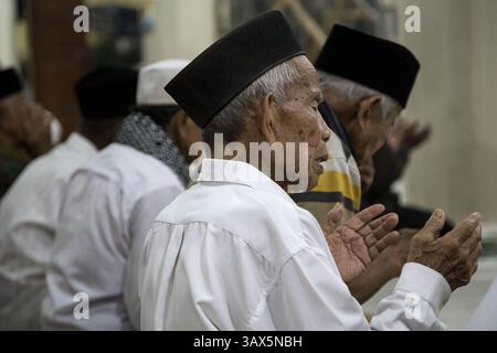 29 août 2016 - Sumatera Ouest, Sumatera Ouest, Indonésie - Padang, Sumatera Ouest, 29 août 2016 : les gens et la beauté de sumatera Ouest. Sumatra Ouest (en indonésien : Sumatera Barat, en abrégé Sumbar, Minangkabau : Sumatera Baraik) est une province de l'Indonésie. Il se trouve sur la côte ouest de l'île de Sumatra. La dernière estimation officielle pour janvier 2014 fait état d'une population de 5 098 790 habitants. Sumatra Ouest est subdivisé en 12 régences et sept villes. Elle compte relativement plus de villes que d'autres provinces d'Indonésie, à l'exception de la province de Java. Sa capitale est Padang. (Crédit image : © Donal Husni vi Banque D'Images