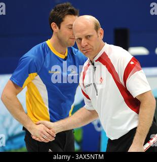 17 février 2010 - Vancouver, BC, Canada - VANCOUVER, BC : FÉVRIER 25, 2010 --le capitaine d'équipe Canada Kevin Martin (R) serre la main à Sebastian Kraupp, de l'équipe Suède, après que Martin ait gagné 6-3 au Centre olympique de Vancouver, à Vancouver, en Colombie-Britannique, le 25 février 2010, aux Jeux olympiques de 2010. (Jenelle Schneider/ Canwest News Service). CNS-OLY-CURL (crédit image : © CanWest/ZUMApress.com) Banque D'Images