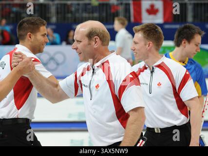 17 février 2010 - Vancouver, BC, Canada - VANCOUVER, BC : FÉVRIER 25, 2010 --le capitaine d’équipe Canada Kevin Martin (au milieu) célèbre une victoire sur la Suède 6-3 au Centre olympique de Vancouver, à Vancouver, en Colombie-Britannique, le 25 février 2010, lors des Jeux olympiques de 2010. (Jenelle Schneider/ Canwest News Service). CNS-OLY-CURL (crédit image : © CanWest/ZUMApress.com) Banque D'Images