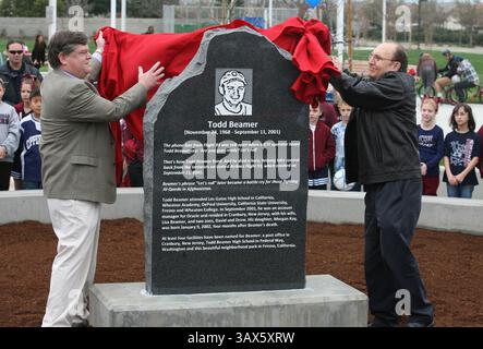 26 février 2010 - Fresno, Californie, États-Unis - Fresno, CA 2-26-2010- DÉVOILEMENT DU PARC DU PROJECTEUR JRW MTD - le conseiller municipal Lee Brand, à droite, et l'ancien conseiller municipal Jerry Duncan, à gauche, dévoilent le monument à Todd Beamer lors des cérémonies de dédicace vendredi après-midi pour le parc du projecteur Todd. Beamer, qui a joué au baseball pendant un an à Fresno State, est devenu un héros de 9/11 en tant que passager sur le vol 93, a prononcé le fameux ''Let's roll'' quand il a aidé à reprendre le contrôle du terroriste qui a détourné l'avion, dénaturant les plans apparents de l'écraser dans le Capitole, puis l'a écrasé dans un champ agricole de Pennsylvanie. Banque D'Images