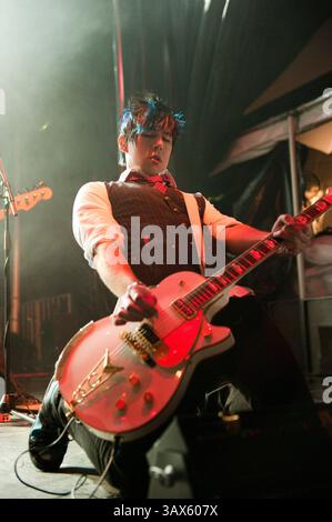 26 février 2010 - Surrey, Colombie-Britannique, Canada - le musicien JOSH RAMSAY du groupe de rock canadien MARIANAS TRENCH se produit au Surrey 2010 Celebration site pendant les Jeux olympiques d'hiver de 2010 à Vancouver. Surrey est une ville de sites et un partenaire officiel des Jeux olympiques et paralympiques d'hiver de 2010. (Crédit image : © David Zhang/ZUMA Press) Banque D'Images