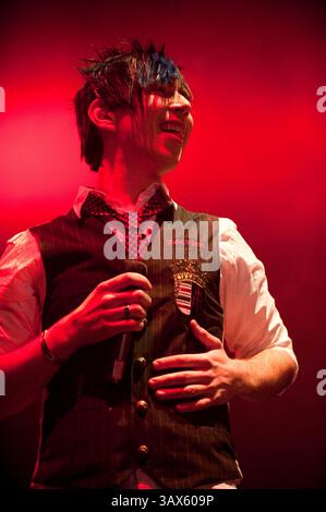 26 février 2010 - Surrey, Colombie-Britannique, Canada - le musicien JOSH RAMSAY du groupe de rock canadien MARIANAS TRENCH se produit au Surrey 2010 Celebration site pendant les Jeux olympiques d'hiver de 2010 à Vancouver. Surrey est une ville de sites et un partenaire officiel des Jeux olympiques et paralympiques d'hiver de 2010. (Crédit image : © David Zhang/ZUMA Press) Banque D'Images