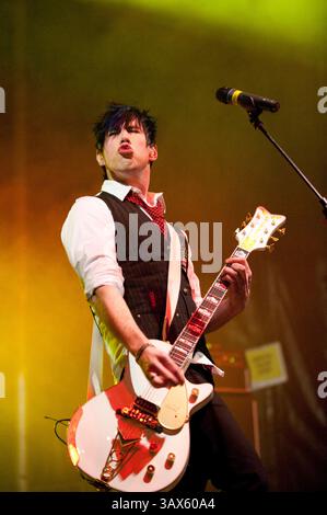 26 février 2010 - Surrey, Colombie-Britannique, Canada - le musicien JOSH RAMSAY du groupe de rock canadien MARIANAS TRENCH se produit au Surrey 2010 Celebration site pendant les Jeux olympiques d'hiver de 2010 à Vancouver. Surrey est une ville de sites et un partenaire officiel des Jeux olympiques et paralympiques d'hiver de 2010. (Crédit image : © David Zhang/ZUMA Press) Banque D'Images
