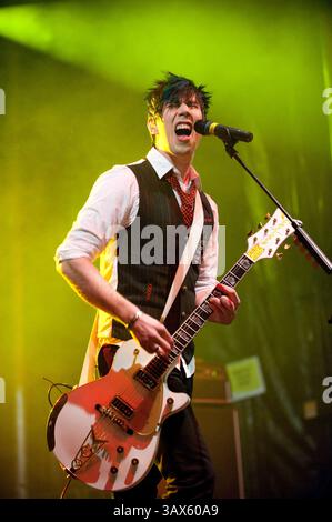 26 février 2010 - Surrey, Colombie-Britannique, Canada - le musicien JOSH RAMSAY du groupe de rock canadien MARIANAS TRENCH se produit au Surrey 2010 Celebration site pendant les Jeux olympiques d'hiver de 2010 à Vancouver. Surrey est une ville de sites et un partenaire officiel des Jeux olympiques et paralympiques d'hiver de 2010. (Crédit image : © David Zhang/ZUMA Press) Banque D'Images