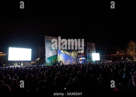 26 février 2010 - Surrey, Colombie-Britannique, Canada - le groupe de rock canadien MARIANAS TRENCH se produit au Surrey 2010 Celebration site pendant les Jeux olympiques d'hiver de 2010 à Vancouver. Surrey est une ville de sites et un partenaire officiel des Jeux olympiques et paralympiques d'hiver de 2010. (Crédit image : © David Zhang/ZUMA Press) Banque D'Images