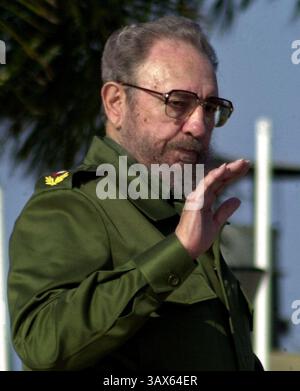 25 novembre 2016 - Habana, CUBA - Fidel Castro est décédé à la Havane Cuba vendredi 25 novembre 2016. La nouvelle a été annoncée par son frère, le président Raul Castro, à la télévision nationale. Fidel Castro avait 90 ans. PHOTO DU DOSSIER : Fidel Castro délègue temporairement ses responsabilités de chef de l’Etat à son frère Raul Castro, le 6 juillet 2006 à la Havane. Cuba. (Crédit image : © Prensa Internacional via ZUMA Wire) Banque D'Images