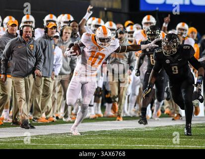 26 novembre 2016 : Tyler Byrd #10 retournant un coup de pied pendant le match de football de la NCAA entre les volontaires de l'UT et les Commodores de Vanderbilt au stade Vanderbilt à Nashville, TN photo par Thomas McEwen/Cal Sport Media(crédit image : &copy ; Thomas McEwen/CSM via ZUMA Wire) Banque D'Images