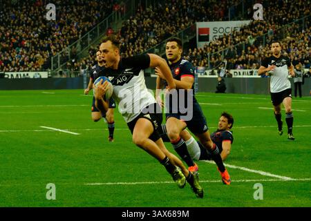 26 novembre 2016 - St Denis, Seine St Denis, France - le joueur néo-zélandais de fullback ISRAEL DAGG a marqué son premier essai lors du match test de rugby entre le XV de France et l'équipe All-Black au stade de France à Saint Denis (crédit image : © Pierre Stevenin via ZUMA Wire) Banque D'Images