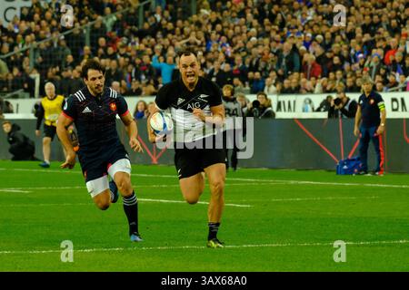 26 novembre 2016 - St Denis, Seine St Denis, France - le joueur de fullback néo-zélandais ISRAEL DAGG a marqué le premier essai, lors du match test de rugby entre le XV de France et l'équipe All-Black au stade de France à Saint Denis (crédit image : © Pierre Stevenin via ZUMA Wire) Banque D'Images