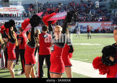 30 décembre 2016 - Memphis, Tennessee, États-Unis - 30 décembre 2016 : Georgia Bulldog Cheerleaders dans l'AutoZone Liberty Bowl au Liberty Bowl Memorial Stadium à Memphis, Tennessee. ©Justin Manning/Eclipse Sportswire/Cal Sport Media(image de crédit : &copy ; Justin Manning/CSM via ZUMA Wire) Banque D'Images