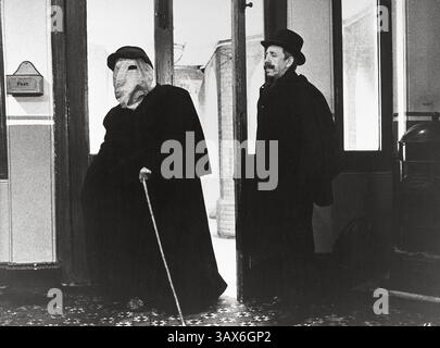 27 janvier 2017 - dossier - la légende hollywoodienne JOHN HURT, deux fois nominé aux Oscars et acteur Elephant Man mort à l'âge de 77 ans après avoir combattu un cancer et souffert de troubles intestinaux. La star Elephant Man a eu une carrière qui a duré plus de six décennies. Hurt avait récemment joué dans le biopic nominé aux Oscars, Jackie. L'acteur anglais est né dans le Derbyshire et est devenu un succès critique et commercial dans des films comme Midnight Express, Alien et Tinker Tailor Soldier Spy. Photo : DATE DE SORTIE : 10 octobre 1980 TITRE DU FILM : The Elephant Man STUDIO : Brooksfilms OHN HURT as John Merrick (crédit image : © B Banque D'Images