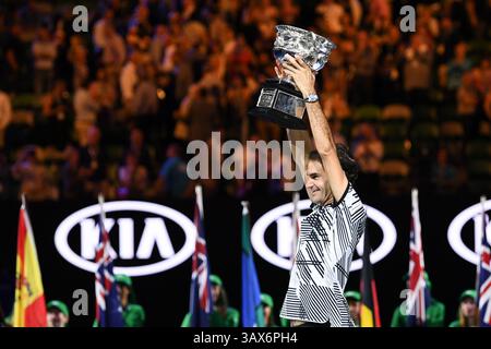 29 janvier 2017 : Roger Federer, de Suisse, lève le trophée après avoir remporté la finale masculine contre Rafael Nadal, d'Espagne, le 14e jour du tournoi de tennis Open d'Australie du Grand Chelem 2017 à Melbourne, en Australie. Sydney Low/Cal Sport Media(image de crédit : &copy ; Sydney Low/CSM via ZUMA Wire) Banque D'Images