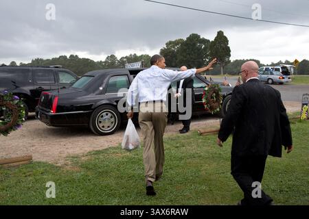 14 juillet 2012 - Mechanicsville, Virginie, États-Unis - le président Barack Obama fait un signe de vague alors qu'il se dirige vers le cortège après un arrêt au marché de produits de Berry le 14 juillet 2012 à Mechanicsville, Virginie. (Crédit image : © Pete Souza/la Maison Blanche/ZUMAPRESS.com) Banque D'Images