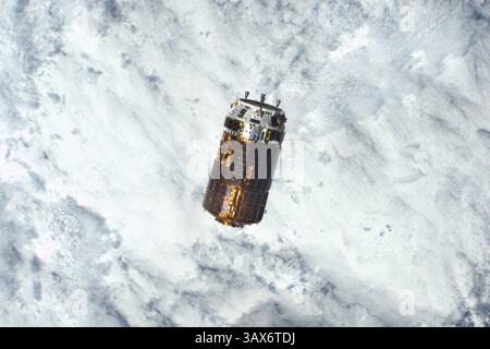 13 décembre 2016 - espace - le commandant de l'expédition 50 Shane Kimbrough de la NASA a partagé cette photographie du véhicule de transfert Kounotori H-II (HTV-6) de l'Agence japonaise d'exploration aérospatiale alors qu'il approchait de la Station spatiale internationale le 12 décembre 2016. Kimbrough et l'ingénieur de vol Thomas Pesquet de l'ESA (Agence spatiale européenne) ont capturé avec succès le vaisseau spatial de 12 tonnes à l'aide du bras robotique Canadarm2 de la station. Les contrôleurs au sol robotisés l'ont ensuite installé sur le côté terre du module Harmony. L'ingénieur de vol Peggy Whitson de la NASA a surveillé les systèmes HTV-6 pendant le rendez-vous et le grappin. ( Banque D'Images