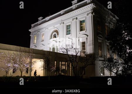 12 décembre 2012 - Washington, DC, USA - le président américain Barack Obama marche le long de la Colonnade de la Maison Blanche 12 décembre 2012 à Washington, DC. (Crédit image : © Pete Souza/The White House/ZUMAPRESS.com) Banque D'Images