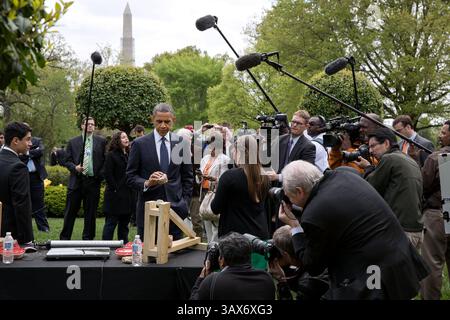 22 avril 2013 - Washington, DC, Etats-Unis - le président américain Barack Obama examine un morceau d'un combustible de remplacement du bois fabriqué à partir de déchets de biomasse lors d'une tournée des projets présentés à la foire scientifique de la Maison Blanche dans le jardin est de la Maison Blanche 22 avril 2013 à Washington, DC. Jon Kubricki, à gauche, et Bridget Zarych, Center, de Pinelands Eco Regional High School à Little Egg Harbor, NJ, a présenté sa mini-presse qui transforme les déchets de biomasse en combustible de remplacement du bois viable pour la cuisson. (Crédit image : © Pete Souza/la Maison Blanche/ZUMAPRESS.com) Banque D'Images