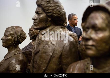 22 août 2013 - Seneca Falls, NY, États-Unis d'Amérique - le président américain Barack Obama visite le centre des visiteurs du parc historique national WomenÃs Rights le 22 août 2013 à Seneca Falls, New York. (Crédit image : © Pete Souza/la Maison Blanche/ZUMAPRESS.com) Banque D'Images