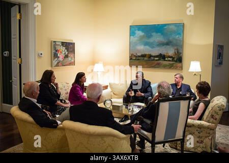 8 septembre 2013 - Washington, DC, États-Unis d'Amérique - le président américain Barack Obama rencontre le vice-président Joe Biden et des sénateurs américains pour discuter de la Syrie avant un dîner à la résidence de l'Observatoire naval le 8 septembre 2013 à Washington, DC. Assis dans le sens horaire du président sont : Sen. Lindsey Graham, Sen. Susan Collins, Sen. Bob Corker, Sen. Saxby Chambliss, Vice-président Joe Biden, Sen. Kelly Ayotte, et Sen. Deb Fischer. (Crédit image : © Pete Souza/la Maison Blanche/ZUMAPRESS.com) Banque D'Images