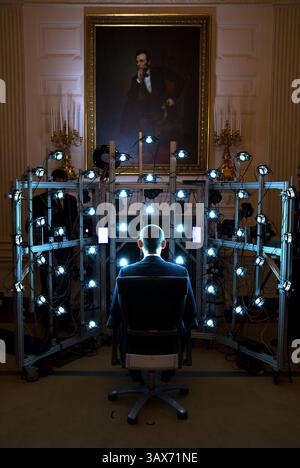 9 juin 2014 - Washington, DC, États-Unis d'Amérique - le président américain Barack Obama est assis pour un portrait en 3D réalisé par la Smithsonian institution The White House 9 juin 2014 à Washington, DC Barack Hussein Obama II (né le 4 août 1961) est le 44e président des États-Unis. Il est le premier Afro-américain à être élu et le premier président né en dehors des États-Unis contigus. Né à Honolulu, Hawaï, Obama est diplômé de l'Université Columbia et de la Harvard Law School. Il a travaillé comme avocat des droits civils et a enseigné le droit constitutionnel à l'Université de C. Banque D'Images
