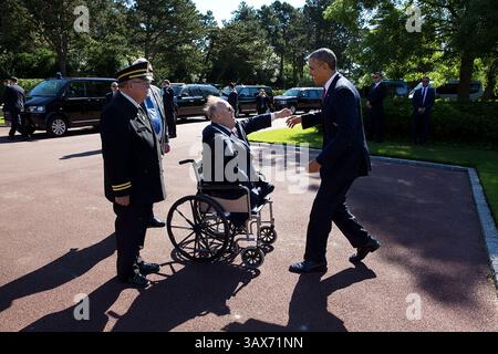 6 juin 2014 - Colleville-sur-mer, France - le président américain Barack Obama est accueilli par l'ancien sénateur Max Cleland, secrétaire de la Commission américaine des monuments de bataille et Dan Neese, surintendant du cimetière américain de Normandie, à son arrivée pour la cérémonie du jour J de la 70e commémoration franco-américaine le 6 juin 2014 à Colleville-sur-mer, France. Barack Hussein Obama II (né le 4 août 1961) est le 44e président des États-Unis. Il est le premier Afro-américain à être élu et le premier président né en dehors des États-Unis contigus. Né à Honolulu, Hawaï, Obama est diplômé Banque D'Images