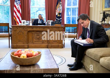19 septembre 2014 - Washington, DC, États-Unis d'Amérique - le président américain Barack Obama s'entretient avec le candidat à la présidence afghane Abdullah Abdullah lors d'un appel téléphonique dans le bureau ovale le 19 septembre 2014 à Washington, DC. Tony Blinken, conseiller adjoint à la sécurité nationale, est assis à droite. . Barack Hussein Obama II (né le 4 août 1961) est le 44e président des États-Unis. Il est le premier Afro-américain à être élu et le premier président né en dehors des États-Unis contigus. Né à Honolulu, Hawaï, Obama est diplômé de l'Université Columbia et de la Harvard Law School. Banque D'Images