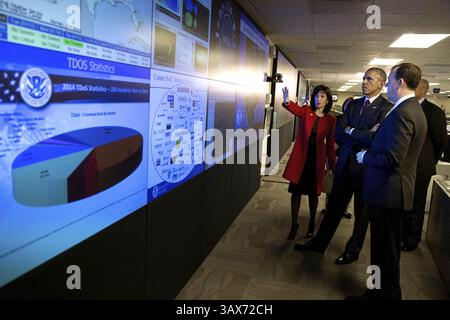 13 janvier 2015 - Washington, DC, États-Unis d'Amérique - le président américain Barack Obama visite le National Cybersecurity and Communications Integration Center le 13 janvier 2015 à Arlington, Virginie. Avec le président se trouve Dr Phyllis Schneck, sous-secrétaire adjoint à la cybersécurité et aux communications, et Brig. Gen. Greg Touhill, sous-secrétaire adjoint, opérations et programmes de cybersécurité. . Barack Hussein Obama II (né le 4 août 1961) est le 44e président des États-Unis. Il est le premier Afro-américain à être élu à la fonction et le premier président né en dehors du cont Banque D'Images