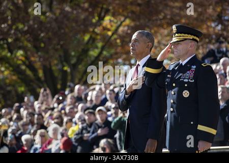 11 novembre 2015 - Arlington, va, États-Unis - le président américain Barack Obama salue les cérémonies de la Journée des anciens combattants avec le major général Bradley A. Becker au cimetière national d'Arlington le 11 novembre 2015 à Arlington, en Virginie. Barack Hussein Obama II (né le 4 août 1961) est le 44e président des États-Unis. Il est le premier Afro-américain à être élu et le premier président né en dehors des États-Unis contigus. Né à Honolulu, Hawaï, Obama est diplômé de l'Université Columbia et de la Harvard Law School. Il a travaillé comme avocat des droits civils et a enseigné le droit constitutionnel à l'Univer Banque D'Images