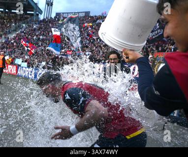 Bologne, Italie. 20 avril 2025. Les joueurs de Bologne célèbrent après avoir remporté le match de football Serie A entre Bologne et l'Inter Milan à Bologne, Italie, le 20 avril 2025. Crédit : Alberto Lingria/Xinhua/Alamy Live News Banque D'Images