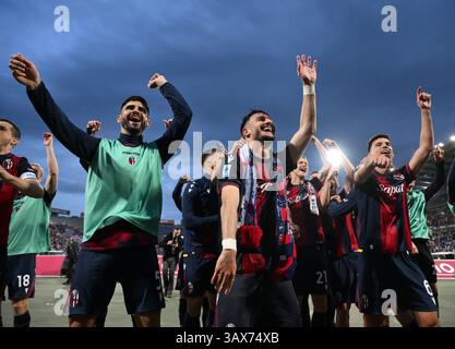 Bologne, Italie. 20 avril 2025. Les joueurs de Bologne célèbrent après avoir remporté le match de football Serie A entre Bologne et l'Inter Milan à Bologne, Italie, le 20 avril 2025. Crédit : Alberto Lingria/Xinhua/Alamy Live News Banque D'Images