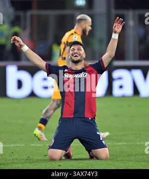 Bologne, Italie. 20 avril 2025. Riccardo Orsolini de Bologne célèbre après le match de football Serie A entre Bologne et l'Inter Milan à Bologne, Italie, le 20 avril 2025. Crédit : Alberto Lingria/Xinhua/Alamy Live News Banque D'Images