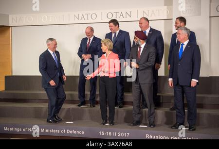 15 février 2017 - Bruxelles, Belgique - le secrétaire américain à la Défense Jim Mattis se joint à une photo de groupe avec ses collègues ministres dont les pays font partie de l'initiative de présence avancée renforcée de l'OTAN au siège de l'OTAN le 15 février 2017 à Bruxelles, Belgique. Dans son discours aux ministres de la Défense de l'OTAN, Mattis a fait écho à l'appel du président Trump aux alliés européens à dépenser davantage pour leurs armées et a souligné que les contributions américaines à l'alliance seront liées à ce que les autres pays dépensent. (Crédit image : © Tsgt. Brigitte N. Brantley/Planet Pix via ZUMA Wire) Banque D'Images
