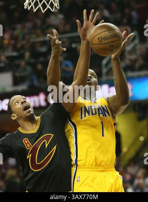 15 février 2017 - Cleveland, OH, USA - Channing Frye, à gauche, des cavaliers de Cleveland, bloque un tir de Kevin Seraphin des Pacers de l'Indiana dans le premier quart-temps à Quicken Loans Arena à Cleveland le mercredi 15 février 2017. (Crédit image : © Michael Chritton/TNS via ZUMA Wire) Banque D'Images