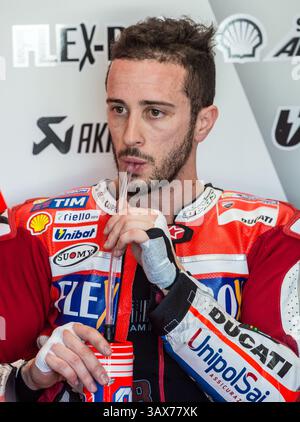 16 février 2017 - Melbourne, Victoria, Australie - le pilote italien Andrea Dovizioso (#4) de l'équipe Ducati dans son garage lors de la deuxième journée d'essais de pré-saison qui s'est tenue sur le circuit de Phillip Island à Phillip Island, en Australie. (Crédit image : © Theo Karanikos via ZUMA Wire) Banque D'Images