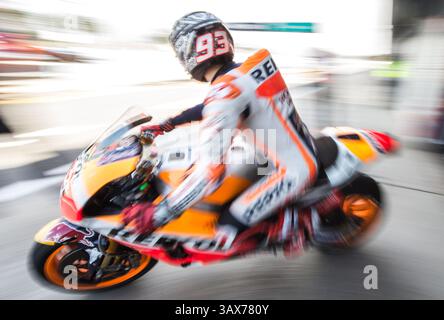 16 février 2017 - Melbourne, Victoria, Australie - le pilote espagnol Marc Marquez (#93) de l'écurie Repsol Honda quitte son garage au cours de la deuxième journée d'essais de pré-saison qui s'est tenue sur le circuit de Phillip Island à Phillip Island, en Australie. (Crédit image : © Theo Karanikos via ZUMA Wire) Banque D'Images