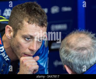 16 février 2017 - Melbourne, Victoria, Australie - le pilote italien Valentino Rossi (#46) du Movistar Yamaha MotoGP dans son garage lors de la deuxième journée d'essais de pré-saison sur le circuit de Phillip Island à Phillip Island, en Australie. (Crédit image : © Theo Karanikos via ZUMA Wire) Banque D'Images