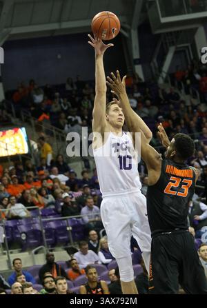 15 FÉVRIER 2017 : L'attaquant de la TCU Vladimir Brodziansky (10 ans) arrive un pour deux points lors d'un match de basket-ball universitaire NCAA entre Oklahoma State Cowboys et TCU Horned Frogs à Schollmaier Arena à Fort Worth Texas. Les Cowboys ont battu TCU 71-68. Jeff Goldberg/CSM(image de crédit : &copy ; Jeff Goldberg/CSM via ZUMA Wire) Banque D'Images