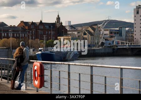 15 novembre 2016 - Belfast, Irlande du Nord, Royaume-Uni - Un couple à Bridge End, Middlepath Street, A2. La zone portuaire elle-même a toujours été un endroit romantique et mystérieux, plein de sites intéressants, de sons et d'histoire, un endroit passionnant qui respire l'aventure et les endroits lointains ! En tant que port actif, la plupart de ses activités ont été inaccessibles au public pendant de nombreuses années, à moins que vous n'ayez été employé dans les industries du transport maritime ou de la construction navale, ou que vous ayez été passager à bord d'un ferry ou d'un paquebot entrant ou sortant. (Crédit image : © Sergi Reboredo via ZUMA Wire) Banque D'Images