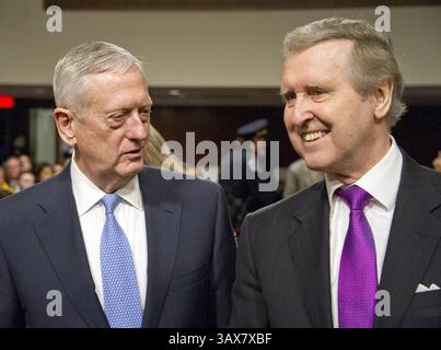 12 janvier 2017 - Washington, District de Columbia, États-Unis d'Amérique - le général James N. Mattis (retraité) du corps des Marines américain, à gauche, et l'ancien secrétaire américain à la Défense William Cohen, à droite, partagent une réflexion avant l'audience de confirmation du Comité sénatorial américain sur les services armés sur la nomination de Mattis au poste de secrétaire américain à la Défense au Capitol Hill, DC, le jeudi 12 janvier 2017. Cohen, qui a également servi au Sénat américain en tant que républicain du Maine, a présenté et approuvé Mattis..crédit : Ron Sachs / CNP (crédit image : © Ron Sachs / CNP via ZUMA Wire) Banque D'Images