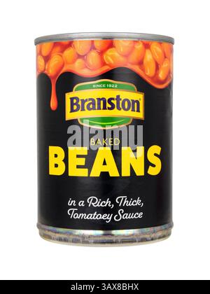 Branston fèves cuites dans une riche sauce tomate épaisse dans une canette à anneau de 410 g. Banque D'Images